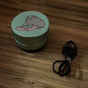 Pusheen Cat bluetooth speaker with charger